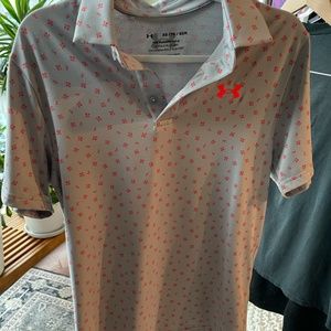 Mens Under Armor golf shirt. Grey with red patterns. SZ: XS